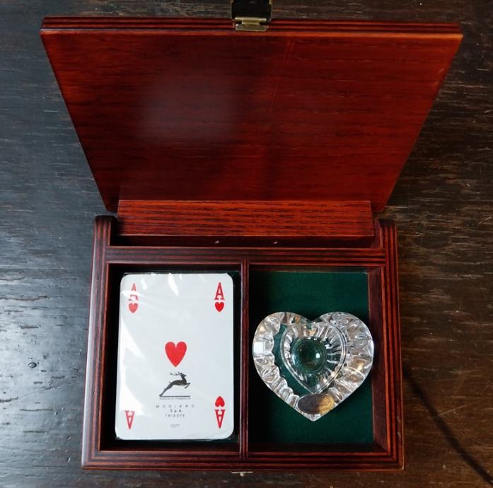 lesena šatulja kristal kristalno srce igralne karte