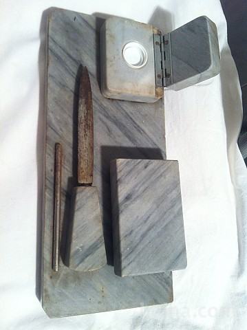 Starinski pripomočki iz marmorja za pisalno mizo