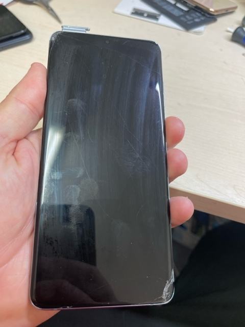 Samsung S20 Plus delujoč lcd z razbitim steklom - črna pika desno