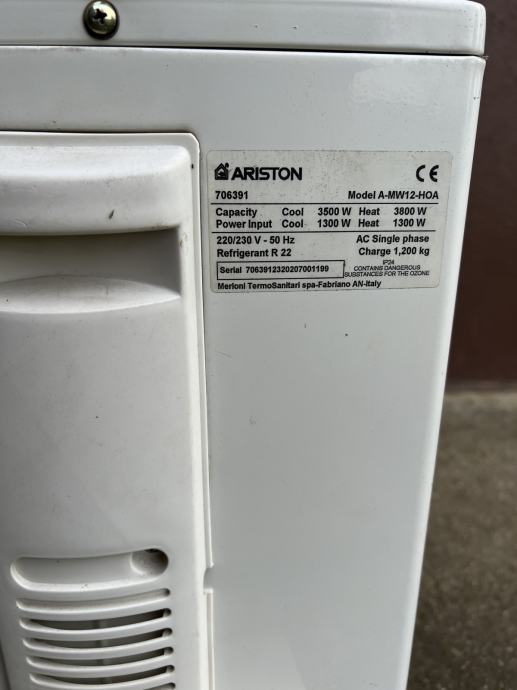 Zunanja klimatska naprava Ariston AMW12HOA.