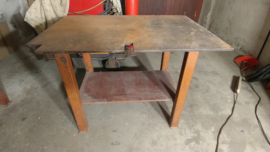Težka masivna železna varilna delovna miza s polico za varilni aparat