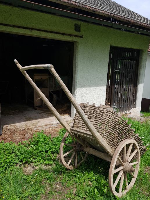 Pleten ročni voz z lesenimi kolesi (koš, ciza, kripa, kimpež, cizunk)