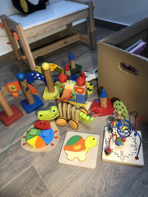 Lepo ohranjene lesene igrače za malčke