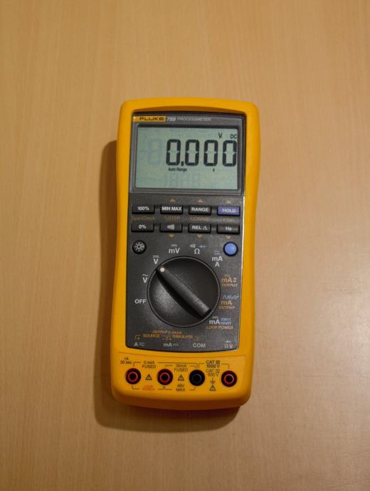 Slika Feluke Fluke 789 je prenosni digitalni multimeter s procesnim izhodnim signa