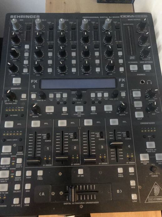 Mešalna miza Behringer Professional Digital DJ mixer DDM4000