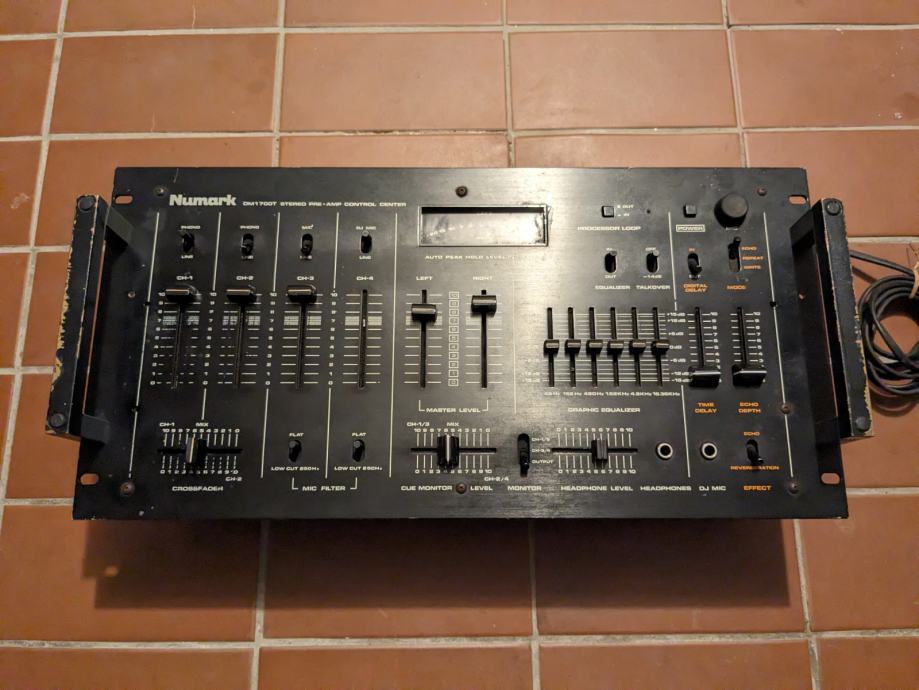 Numark DM1700T vintage mešalka