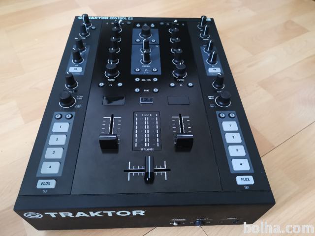 TRAKTOR Z2 - DJ MIXER & CONTROLLER (kot novi)