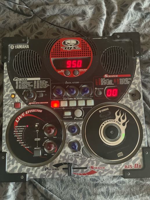 Yamaha DJX-IIb DJ groovebox / sampler – deluje brezhibno
