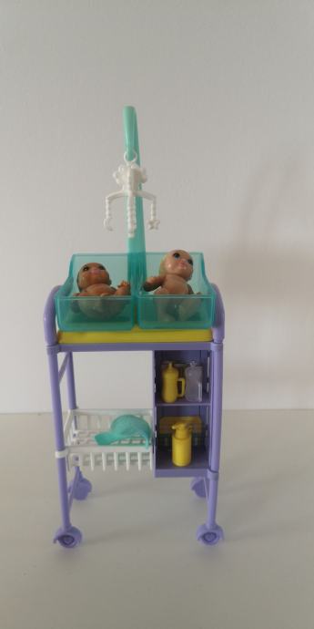 Barbie previjalna miza z dvema dojenčkoma