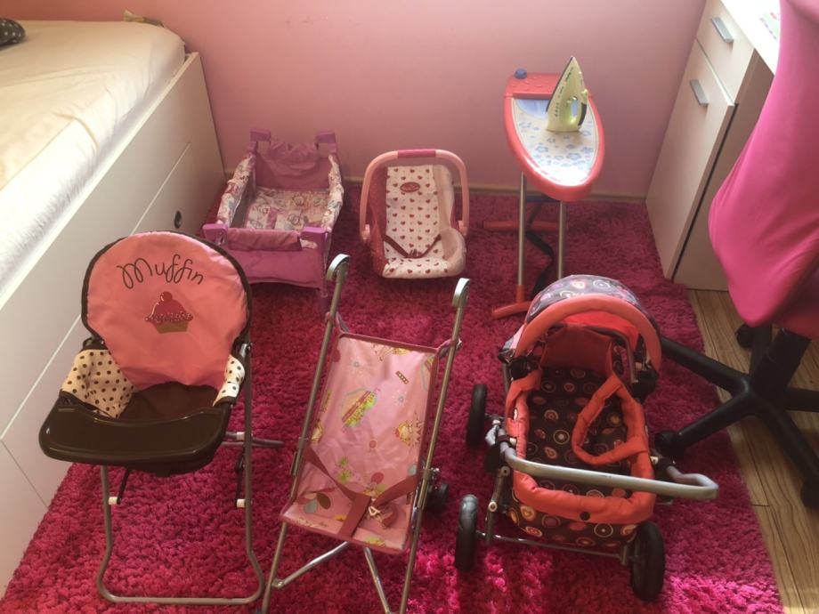 Otroški voziček in ostali dodatki za punčke( postelja, stolček za hr…)