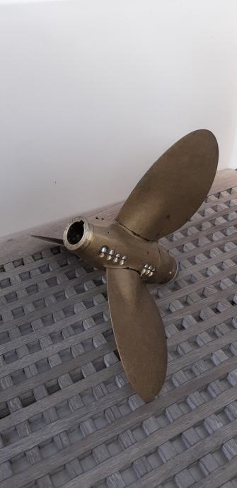 Sklopljivi propeler za jadrnico za pogonsko os premera 35 mm