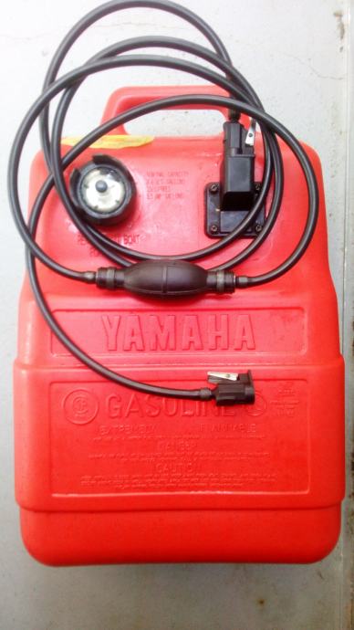 Yamaha 25 litrov original rezervoar enakovreden novemu, s cevjo