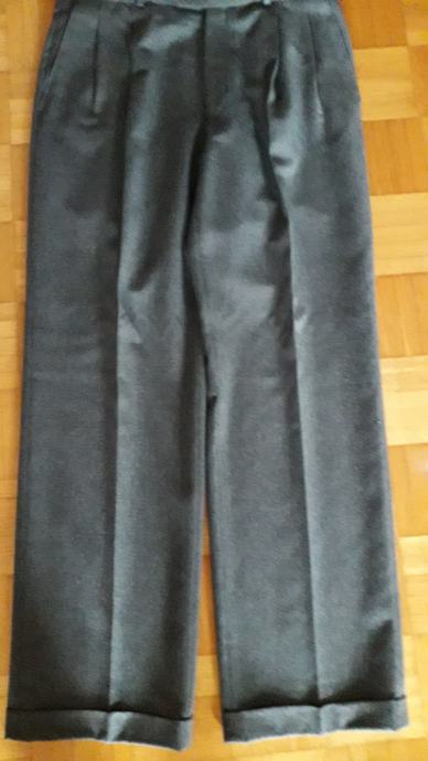 Ralph Lauren hlače, 100 runska volna, obseg pasu 84 cm