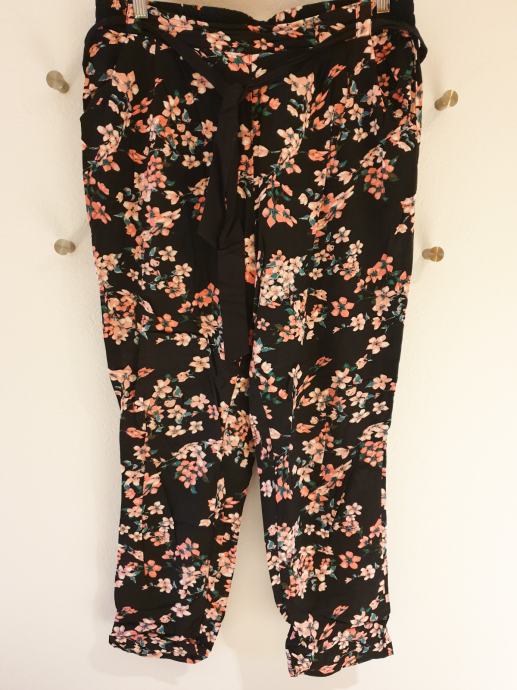 Lahke hlače Dorothy Perkins, št. 40 s cvetličnim vzorcem