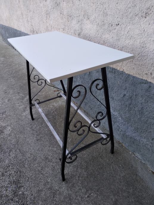 miza s kovinsko nogo ročno delo