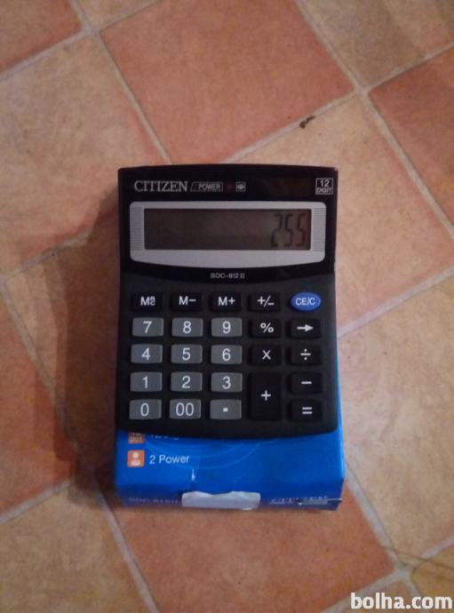 Namizni kalkulator na baterije / sončne celice