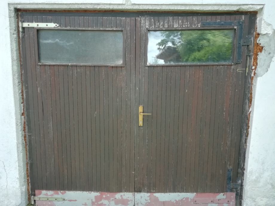 Prodam garažna vrata višina 207x233cm zunanji  okvir