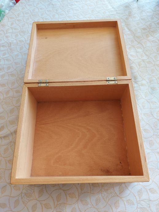 škatla lesene 25 X 20 x 11 cm