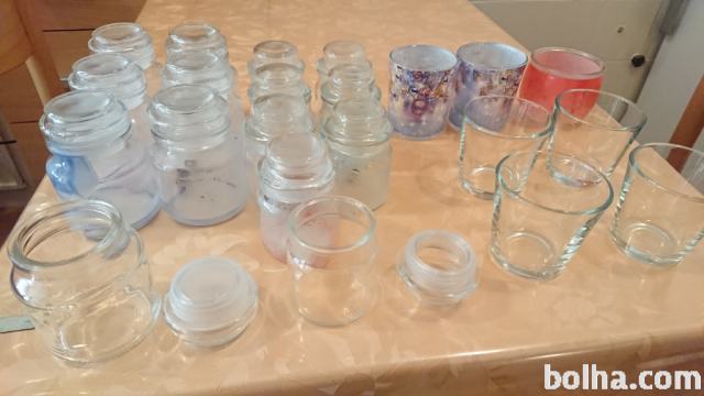 Stekleni kozarci različnih oblik (od porabljenih sveč)
