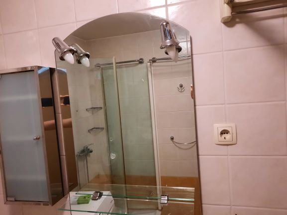 Ogledalo in omarica za kopalnico