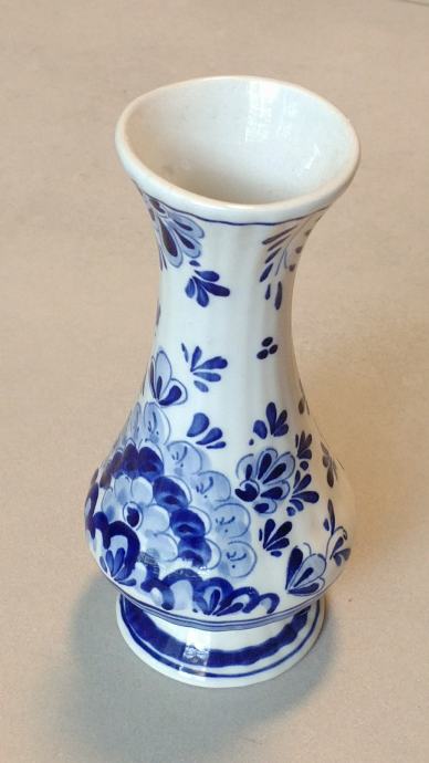 okrasna vaza bela, modra poslikava podarim