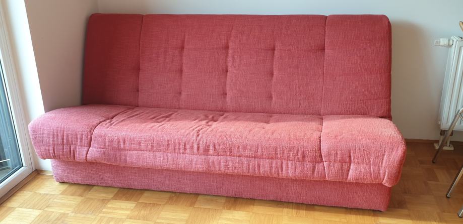 Dobro ohranjen raztegljiv kavč