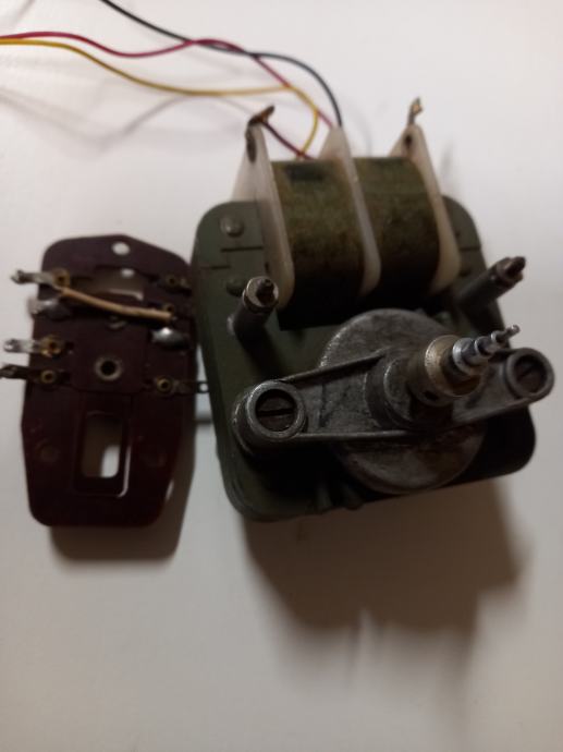 Elektromotor 220v, za stari gramafon, komplet, zraven je stikalo