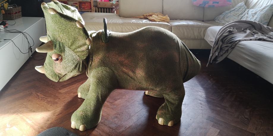 Prodam dinozavra Triceratops