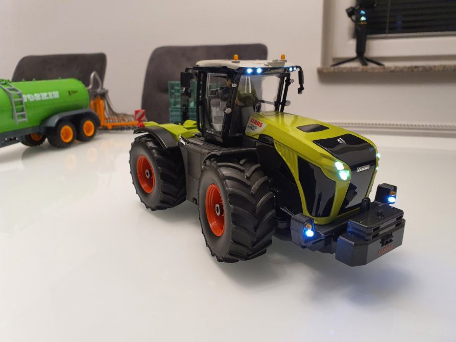 Tracteur CLAAS Xerion 4000 Trac VC 4 roues égales avec une échelle de 1