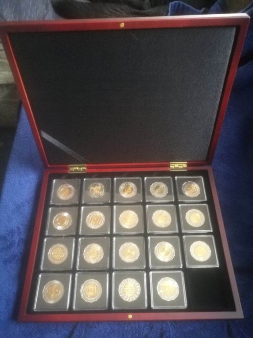 25 KUN - Komplet UNC kovancev v mahagoni škatli
