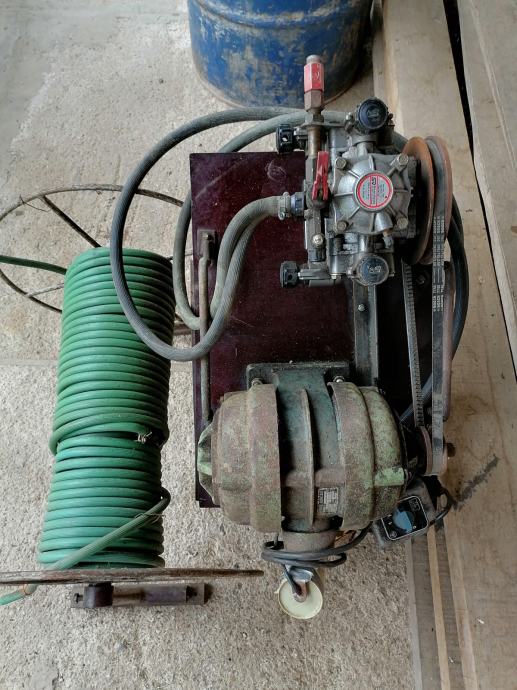 Črpalka za škropljenje MP25 v vinogradu s cevjo 25m