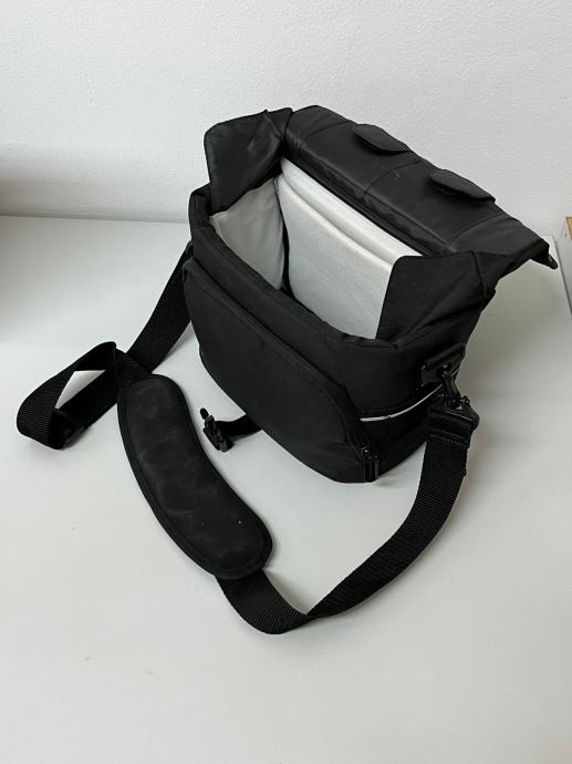 Amazon Basics DSLR Gadget Messenger Bag