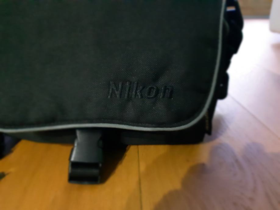 Nikonova torba CF-EU04