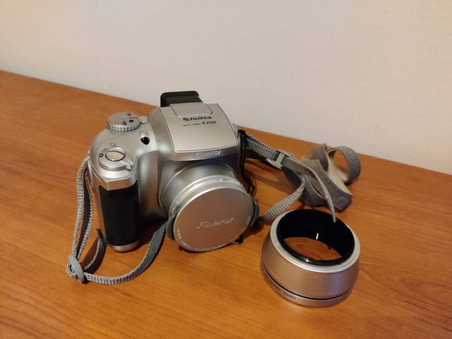 Fujifilm FinePix S3500 fotoaparat in torbica
