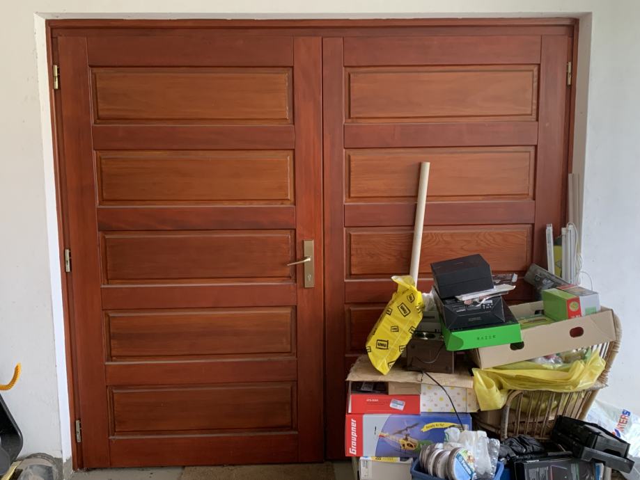 Dvokrilna garažna vrata iz masivnega lesa