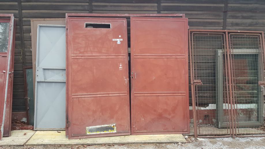 prodam dvojna železna garažna vrata dimenzij 200 x 210 cm