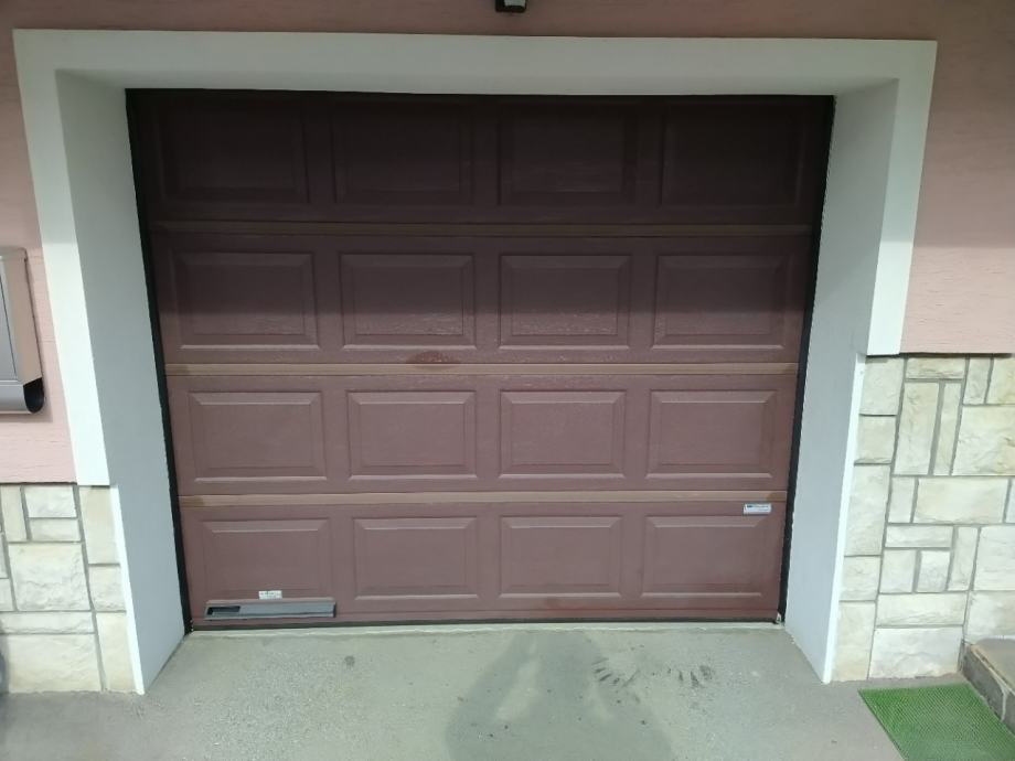 Rabljena dvižna (sekcijska) garažna vrata Crawford
