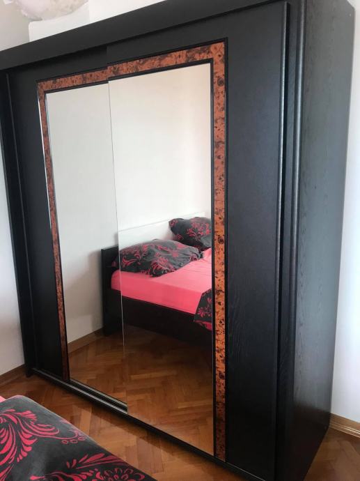 Garderobna omara z ogledalom (200x180x60 cm)