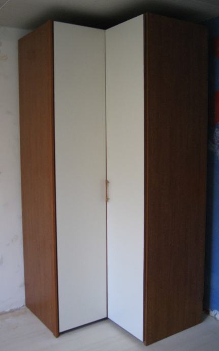 Kvalitetna garderobna omara Meblo, dolžine 3,30 metra (bela - češnja)