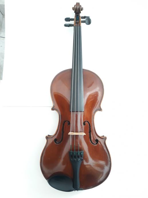 več starih urejenih violin