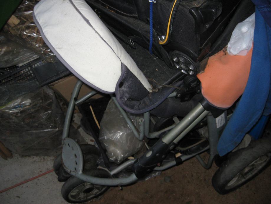 Starejši otroški voziček, letnik 2006, cena: 10EUR, Tel: 070 310 300.