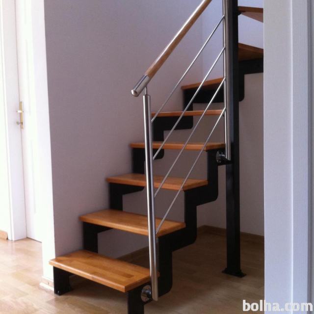 Metalno stopnišče z lesenemi stopnicami