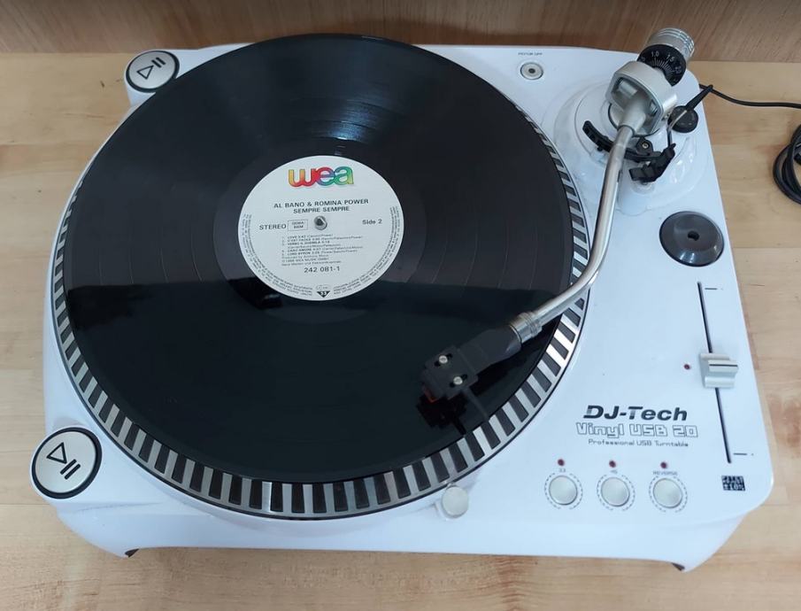 Portable & Compact USB DJ Controller w/Integrated Soundcard & Deckadance LE Software