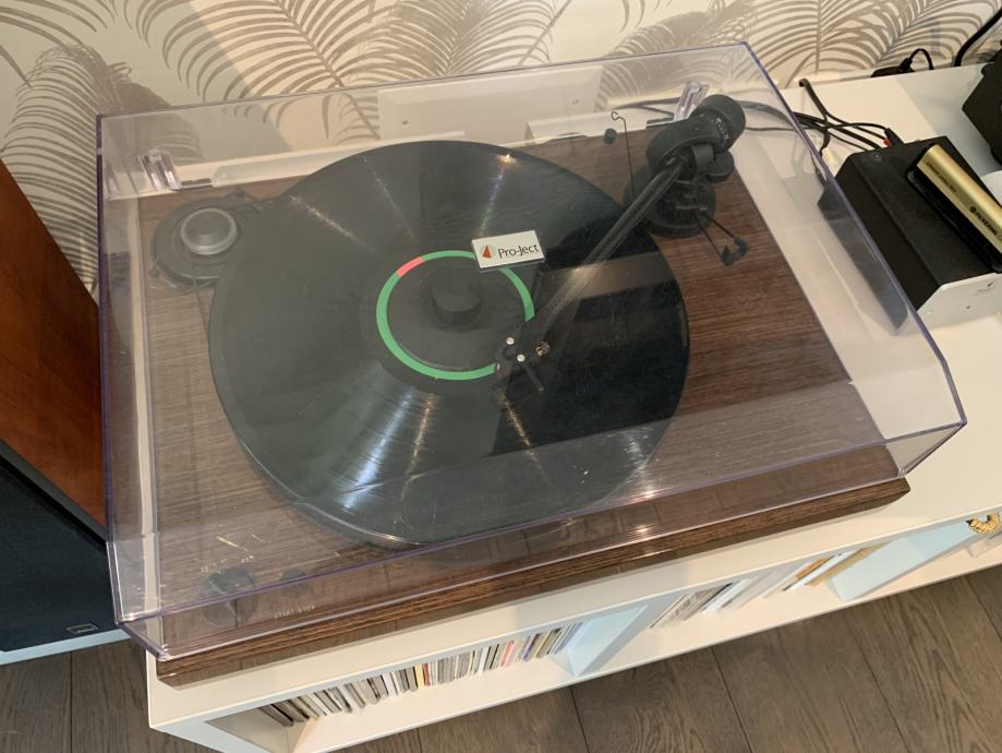 ProJect Gramofon 2 Xperience Comfort + Preamp Phono Box SE II