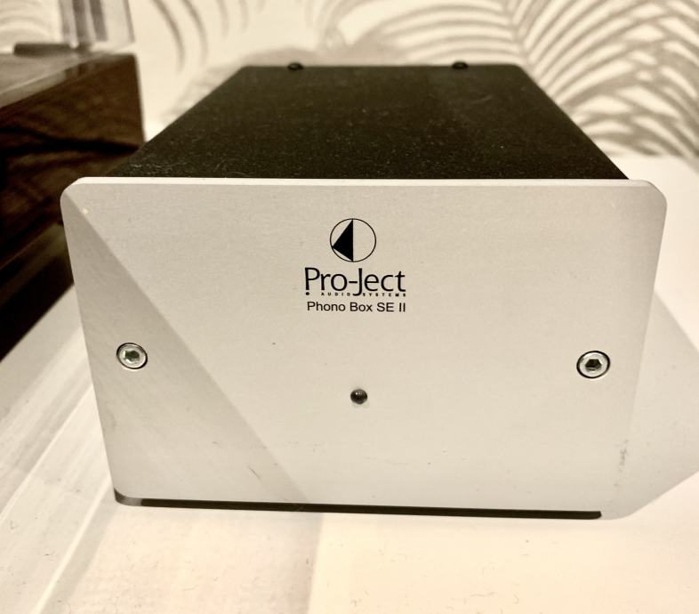 ProJect Gramofon 2 Xperience Comfort + Preamp Phono Box SE II