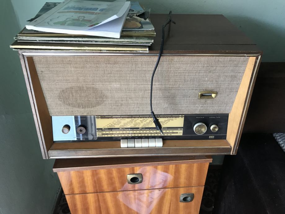 prodam starejsi radio z gramofonom in gramofonskimi ploscami