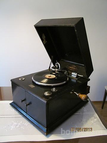 Prodam zelo lepo ohranjeni stari gramofon letnik 1928
