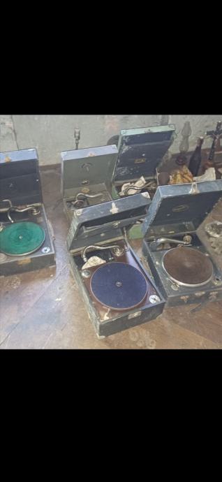 Stari gramofoni v kovčkih