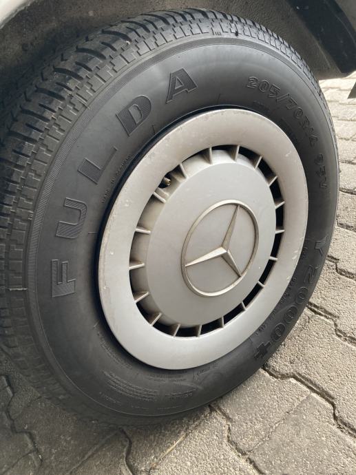 Kolesa Mercedes W126, Fulda 205 70 14 original MB pokrovi, MB platišča