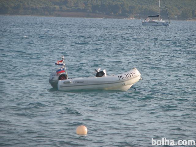 Caligari čoln s trdim dnom in motor Honda 10